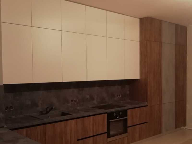 Кухня в современном стиле: сочетание фактур дерева, бетона и мрамора