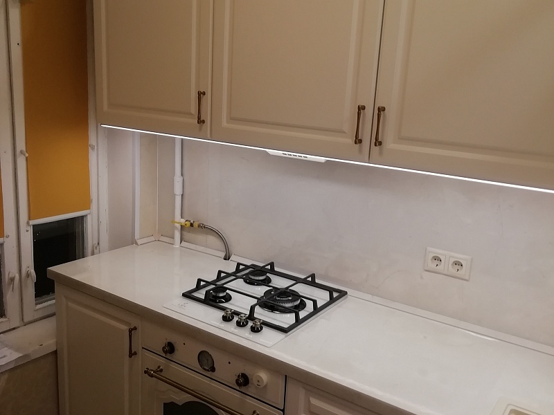 Компактная кухня в стиле неоклассика в светлых тонах/ витражи с обрешеткой  /столешница и стеновая панель глянцевая линейка пр-во Ligron